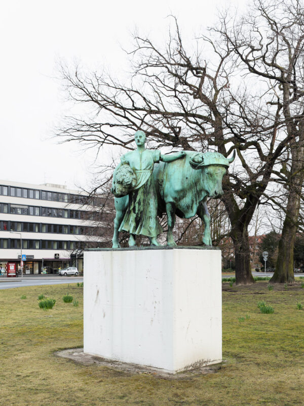 Knecht mit Pferd und Magd mit Stier, Carl Hans Bernewitz, 1912 / Rémy Zaugg, 1987 - Ludgeriplatz Muenster, 2016