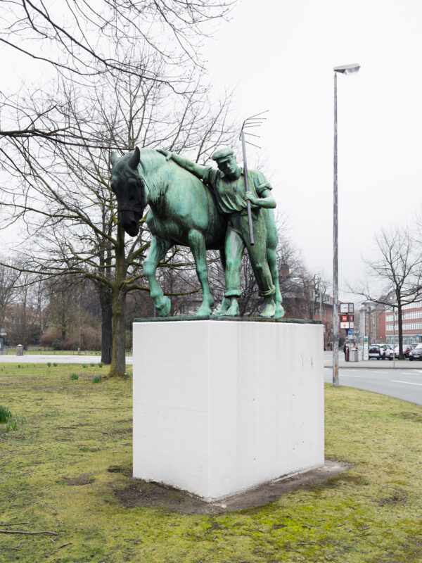 Knecht mit Pferd und Magd mit Stier, Carl Hans Bernewitz, 1912 / Rémy Zaugg, 1987 - Ludgeriplatz Muenster, 2016